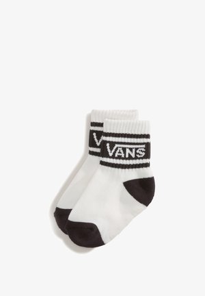 Białe skarpetki do kostki z czarnym obcasem, palcem i paskowanym mankietem z logo Vans w czerni i bieli.