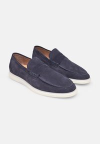 Marineblaue Wildleder-Lederschuhe mit glatter Textur, versehen mit gestickten Details und einer weißen Gummisohle für den Kontrast.