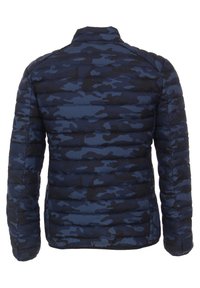 Marinblå och svart camouflagefärgad vadderad jacka med lång ärm, ståkrage, sedd bakifrån.