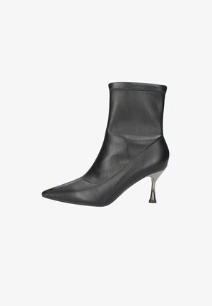 Stivaletto nero in pelle con punta a ogiva, design aderente e tacco metallico lucido. Texture liscia con finitura senza soluzione di continuità.