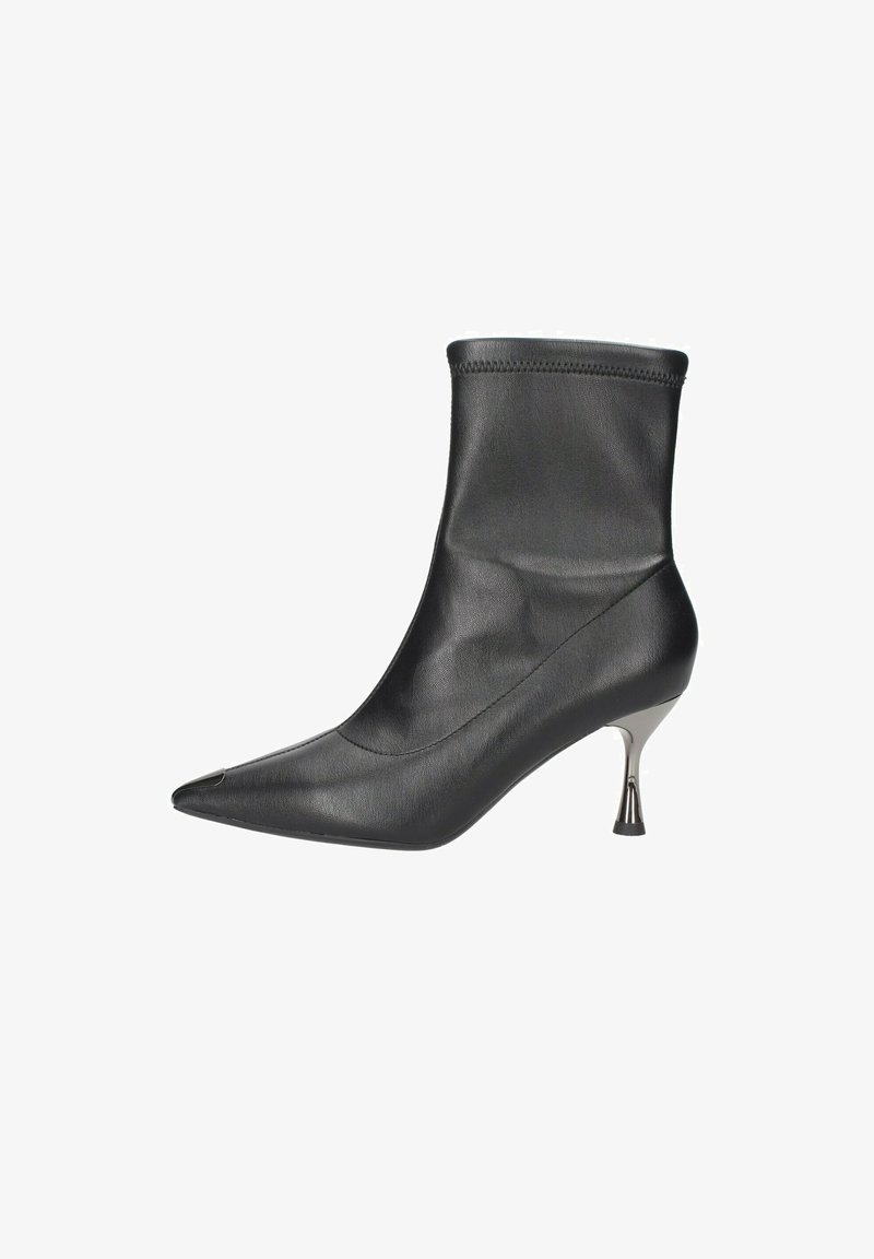 Czarne skórzane botki za kostkę z ostrodobym noskiem, dopasowanym krojem i błyszczącym metalowym obcasem. Gładka faktura z bezszwowym wykończeniem.