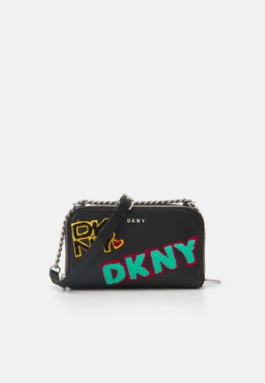 Sac bandoulière noir DKNY avec une chaîne argentée et des logos DKNY brodés colorés en turquoise et jaune sur le devant.