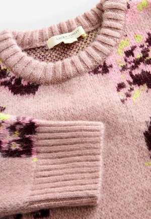 Adīta džemperis gaiši rozā krāsā ar ribotu apkakli un piedurknēm. Iekļauj ziedu rakstu tumši purpursarkanā un zaļā krāsā. Mīksta tekstūra. Redzama zīmola etiķete.