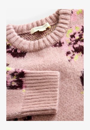 Sweter dzianinowy w jasnoróżowym kolorze z prążkowanym dekoltem i mankietami. Posiada kwiatowy wzór w ciemnofioletowym i zielonym kolorze. Miękka tekstura. Widoczna etykieta marki.