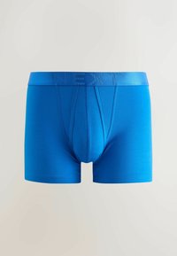 Boxeri bărbătești albastru deschis, cu talie lată și inscripționare subtilă "NEXT" pe un fundal neutru.