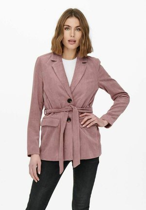 Blazer in corduroy rosa con vita cintrata, caratterizzato da rever a punta, due tasche frontali e bottoni scuri. Tessuto liscio e vestibilità strutturata.