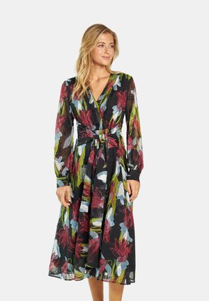 Vestido envolvente floral hecho de tejido ligero y transparente en negro con flores multicolores vibrantes. Presenta mangas largas y un detalle de cinta en la cintura.