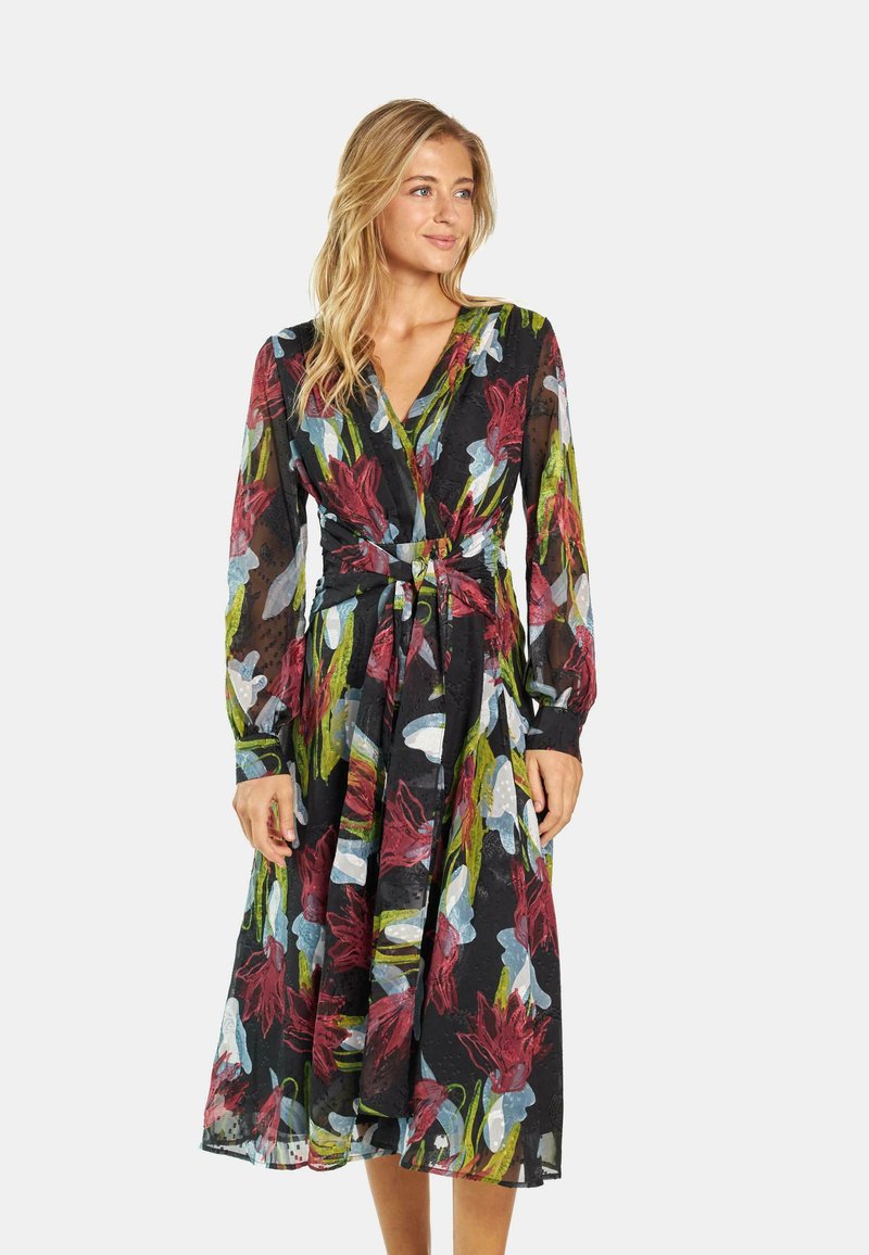 Vestido envolvente floral hecho de tejido ligero y transparente en negro con flores multicolores vibrantes. Presenta mangas largas y un detalle de cinta en la cintura.