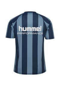 Granatowo-niebieska sportowa koszulka w paski wykonana z oddychającego materiału, z okrągłym dekoltem i logo "hummel PERFORMANCE" na plecach.