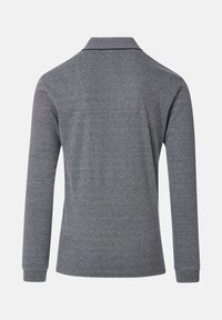 Grau langärmliges Poloshirt mit strukturiertem Stoff und einem Kragen mit dunkler Einfassung, von hinten gezeigt.