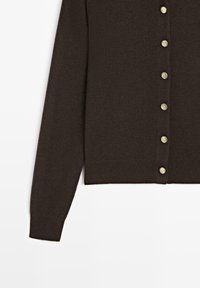 Hnědý pletený kardigan s dlouhými rukávy, zdobený zlatými knoflíky na přední straně a žebrovanými manžetami a lemem. Měkká textura, přiléhavý střih.