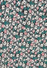 Tela floral con pequeñas flores blancas, rosas y verde azulado sobre un fondo negro. Textura suave con detalles intrincados y un patrón denso.