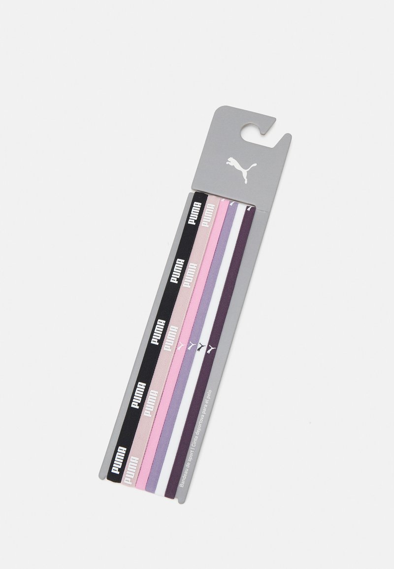 Penki elastingi Puma dantenos juodos, rožinės, šviesiai violetinės, baltos ir tamsiai violetinės spalvų, supakuotos pilkos spalvos pakuotėje su Puma logotipu.