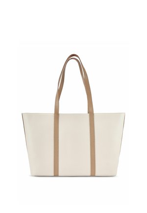 Kremowa torba typu tote wykonana ze skóry, z dwoma długimi beżowymi uchwytami i pionowymi beżowymi paskami z przodu.