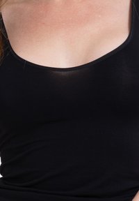 Top nero senza maniche realizzato in un tessuto liscio e elasticizzato, con scollatura rotonda e vestibilità slim, privo di motivi o decorazioni visibili.