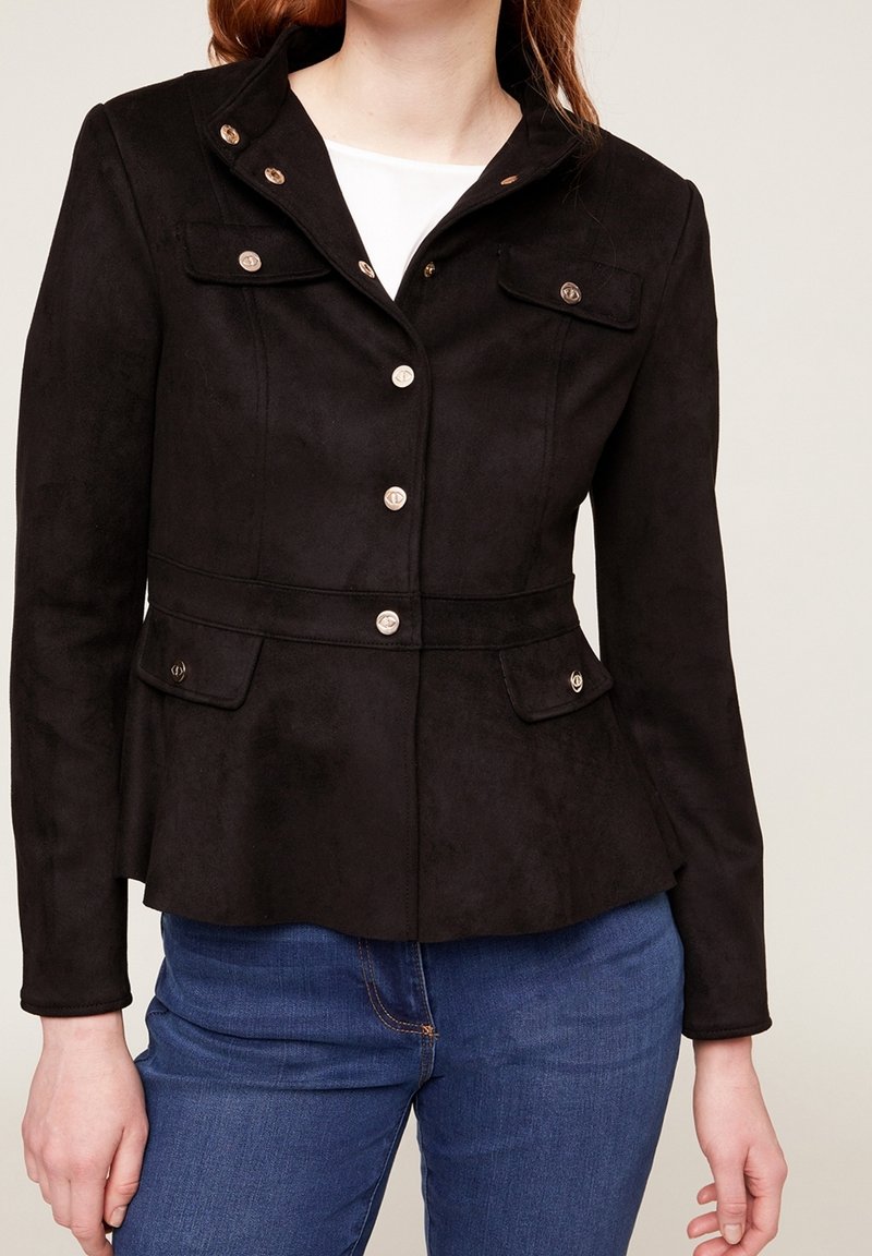 Svart mockajacka med figurnära design, guldfärgade knappar, krage och två framfickor med lock.