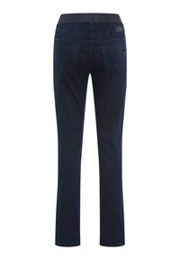 Jeans in denim blu scuro con una vestibilità slim, dotati di un elastico in vita e due tasche posteriori. Texture liscia e design a taglio classico.