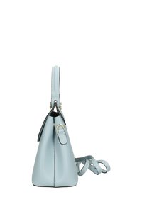 Borsa a tracolla in pelle blu chiaro con una forma strutturata, manico superiore e tracolla removibile. Presenta rifiniture nere e dettagli in metallo dorato.