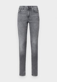 Jeans de mezclilla gris con un ajuste slim, cinco bolsillos y un ligero desvanecimiento. Cuenta con una cintura estándar con cierre de botón y cremallera.