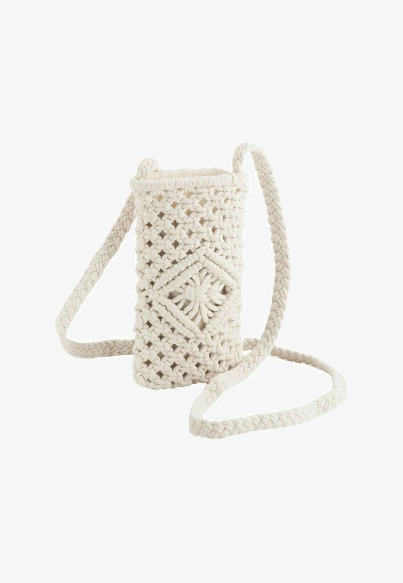 Virkat bag i off-white bomull, cylindrisk form, med ett flätat band. Har intrikata diamantduster och en mjuk textur.
