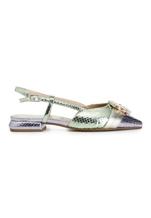 Zapato plano tipo slingback con una textura de serpiente verde brillante, tira de acento plateada y punta afilada, que presenta un detalle decorativo de piedra preciosa.
