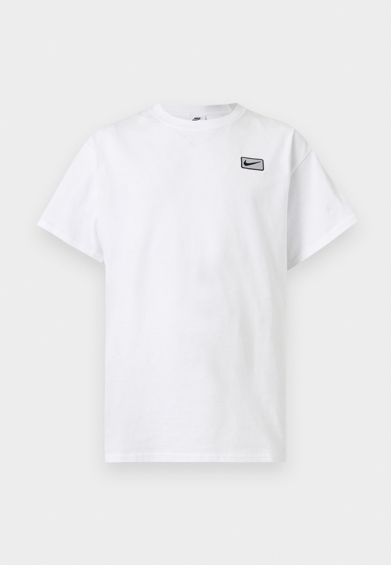 Weißes T-Shirt mit kurzen Ärmeln und Rundhalsausschnitt, mit kleinem schwarzem Nike Swoosh-Logo in einem Rechteck auf der linken Brust.