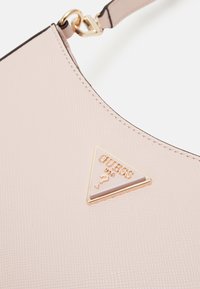 Guess NOELLE TOP ZIP SHOULDER BAG - Kézitáska - hellrose