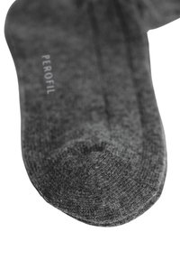 Calzino grigio con una texture liscia e un design a coste. Presenta un'area del dito rinforzata e il nome del marchio "PEROFIL" per l'identificazione.