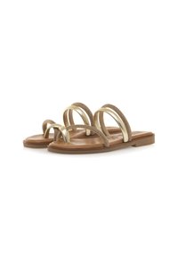 Sandali piatti con doppie cinghie dorate brillanti e una suola tannata dalla texture. Design open toe con una silhouette minimale.