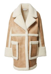 Tan schapenvachtjack met een crèmekleurige nep-bont kraag en afwerking, met twee grote voorzakken en een relaxte, oversized pasvorm.