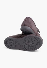 Dunkelgraue Wildlederschuhe mit einer weichen Textur und einem verstellbaren Riemen, ausgestattet mit einer gummierten Sohle im Muster von Herzen und Blumen.