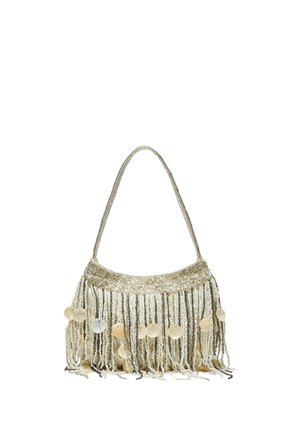 Torebka na ramię z koralikami, z srebrnymi i kremowymi frędzlami ozdobionymi okrągłymi dyskami przypominającymi muszle, z cienkim paskiem na ramię.