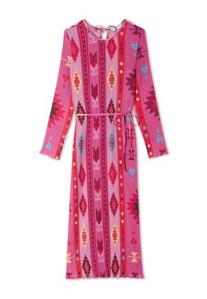 Robe rose à manches longues avec motifs géométriques et tribaux en rouge, jaune, bleu et noir, dotée d'une ceinture à la taille et d'un col à fente.