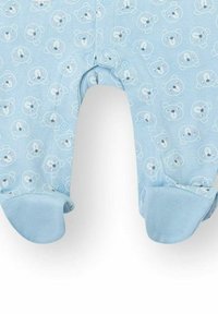 Pijama de color azul claro con un patrón repetido de ositos de peluche. Incluye un diseño con pies cubiertos, puños suaves y redondeados, y cierre de broches en el cuello.