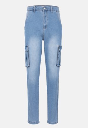 Pantalones cargo de denim azul claro con pierna recta, que cuentan con dos bolsillos laterales y un cierre de botón en la cintura. Diseño descolorido.