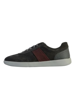 Sneaker en suède gris avec une bande d'accent bordeaux, surface texturée, design à lacets et semelle en caoutchouc blanche avec une adhérence à motif.