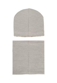 Berretto grigio a maglia e scaldacollo, entrambi con una finitura texture; il berretto ha una parte superiore arrotondata mentre lo scaldacollo presenta una forma rettangolare.