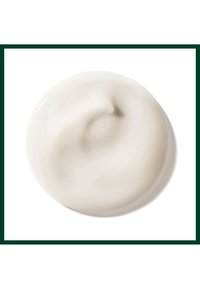 Werveling van gladde, witte crème of lotion met glanzende textuur op een witte achtergrond.