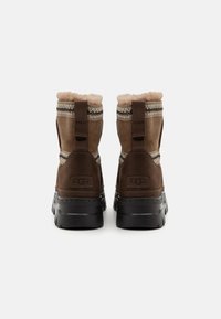 UGG CLASSIC MINI TRAILGAZER - Zimske čizme - hickory