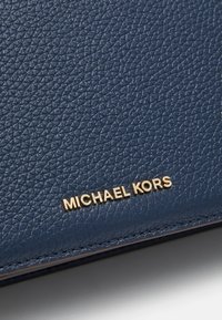 MICHAEL Michael Kors JET SET FLAP XBODY - Borsa a tracolla - navy