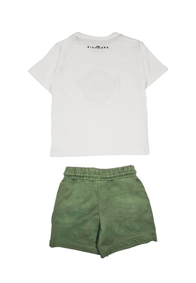 T-shirt bianco in cotone con maniche corte e logo sul retro, abbinato a pantaloni corti verdi con cintura elastica e texture morbida.