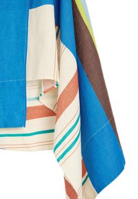 Tkanina w wielu kolorach z niebieskimi, kremowymi, brązowymi i pomarańczowymi paskami. Miękka w dotyku z poziomymi i pionowymi wzorami, starannie przeszyte krawędzie.