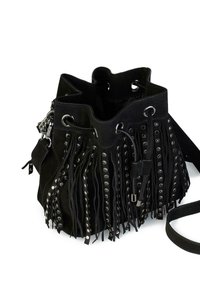 Czarna zamszowa torebka typu bucket z długimi frędzlami, srebrnymi ćwiekami, zaciąganym zapięciem i regulowanym paskiem. Wnętrze jest ciemne i przestronne.