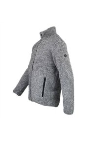 Chaqueta de forro polar gris con cuello alto, parte delantera con cremallera y bolsillos laterales. Presenta un acabado texturizado y un logo en la manga.