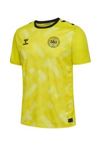 Gul fotbollsjersey i lättviktsmaterial med ett geometriskt mönster, svart krage och logotyp för Dansk Boldspil Union.