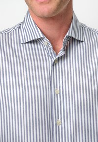 Gestreepte overhemden met smalle blauw en witte verticale strepen, een klassieke kraag en lichte knopen op de knoopsluiting.