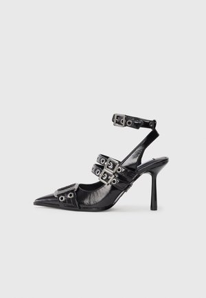 Scarpa con tacco alto, punta affilata, in vernice nera lucida, design con cinturini caratterizzati da fibbie in metallo e occhielli, e un sottile tacco a stiletto.