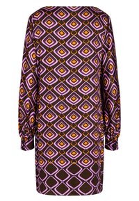 Långärmad klänning med ett geometriskt mönster av lila, orange och bruna diamanter, med gathered ärmar och rak skärning.