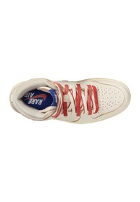 Creamfarbene High-Top-Sneaker aus Leder mit roten Schnürsenkeln. Perforierter Zeheneinsatz, blauer Innensohle mit Logo, strukturierter Kragen und minimalistisches Profil.