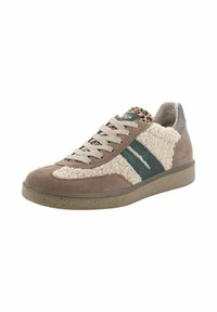 Sneakers in camoscio marrone con tessuto peloso beige, strisce verdi e dettagli grigi. Suola in gomma testurizzata con dettagli screziati.